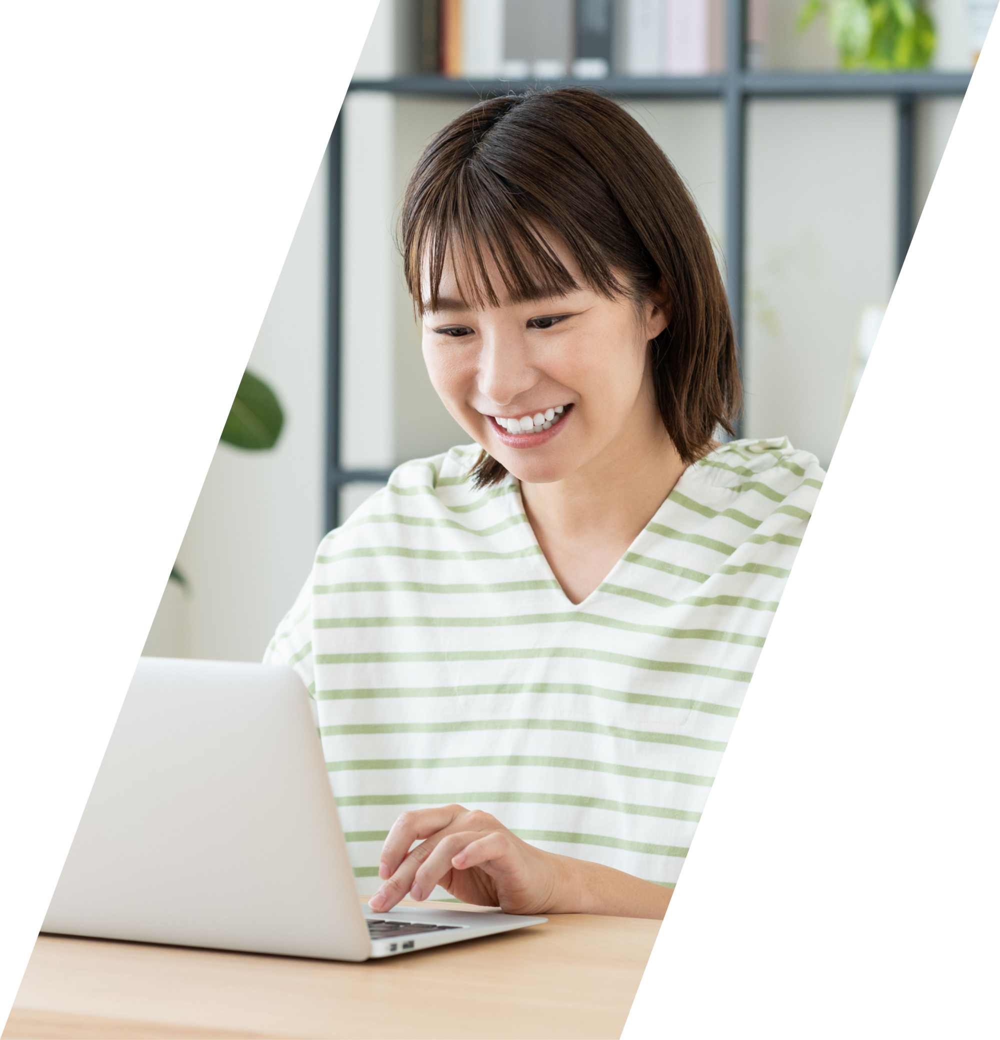 ノートPCで学ぶ受講生（女性）のイメージ